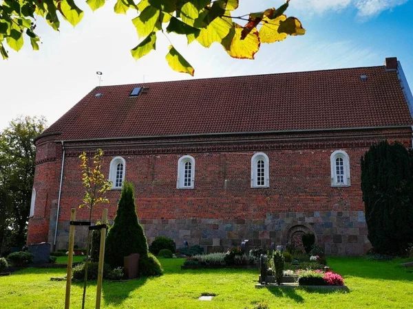 Bild 0: Kirche Zum Heilig Kreuz und St. Peter Cleverns